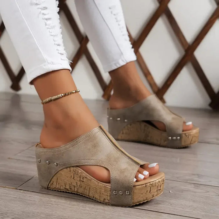 Brune ortopædiske damesandaler. Ergonomisk og støttende design til komfort hele dagen i sommerperioden.