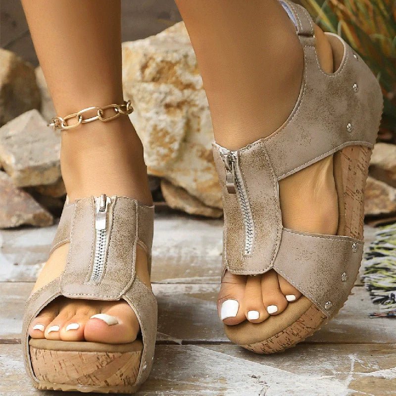 Stilfulde beige ortopædiske wedge damesandaler med lynlås. Komfortable sommersko med åben tå.