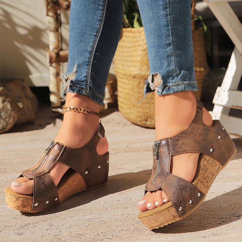 Sorte ortopædiske wedge sandaler til kvinder. Komfortable hverdagssko med lynlås og god fodstøtte.