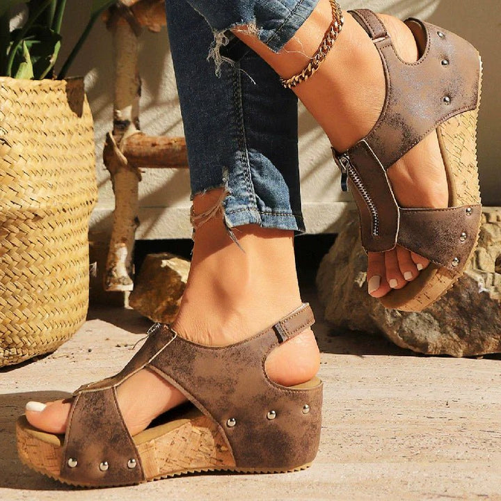 Stilfulde ortopædiske damesandaler med wedge. Komfortable sommersko med lynlås og god fodstøtte.