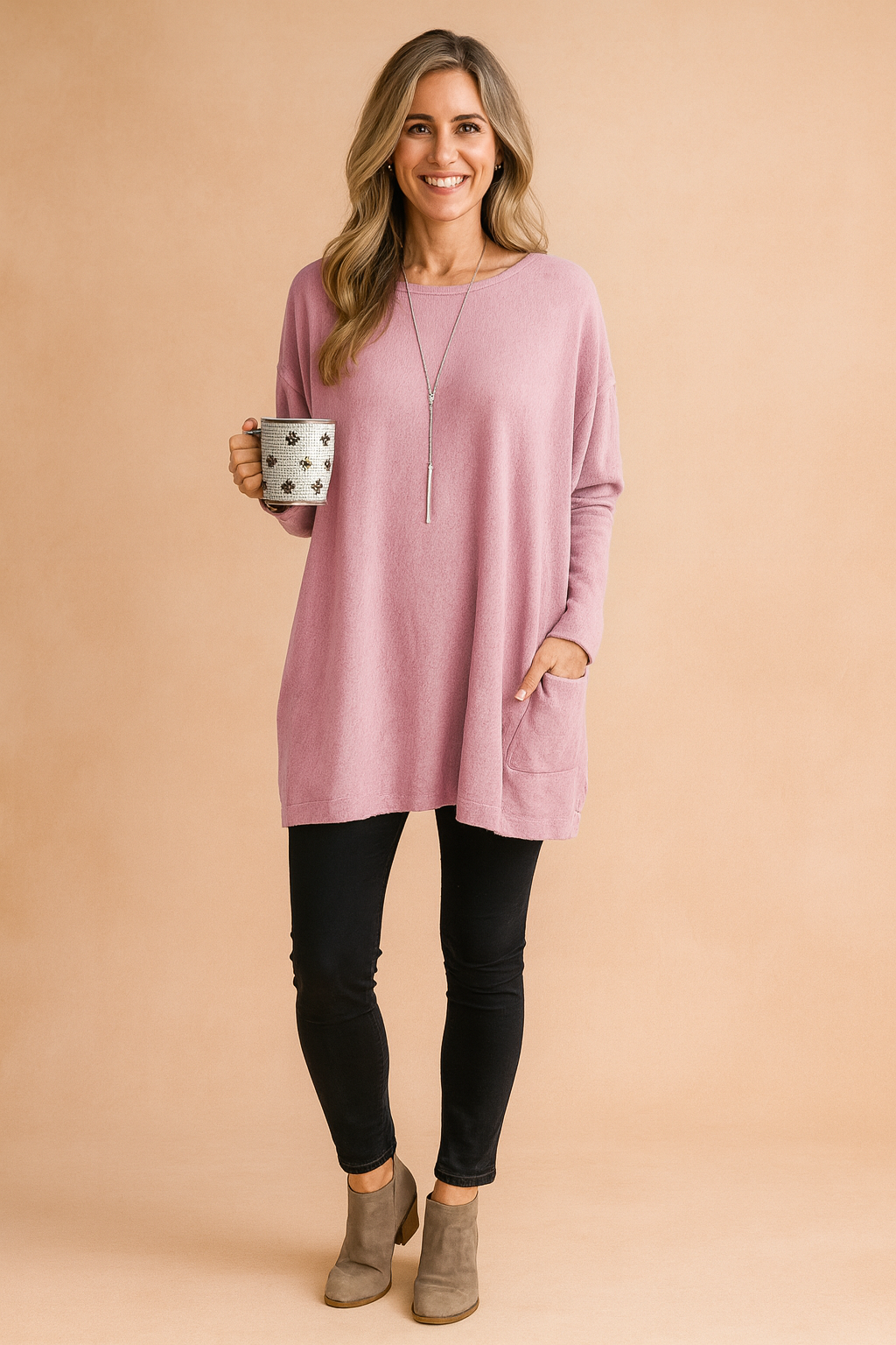 Afslappet, langærmet dametrøje med lommer. Komfortabel oversized sweater ideel til hverdagsmode.