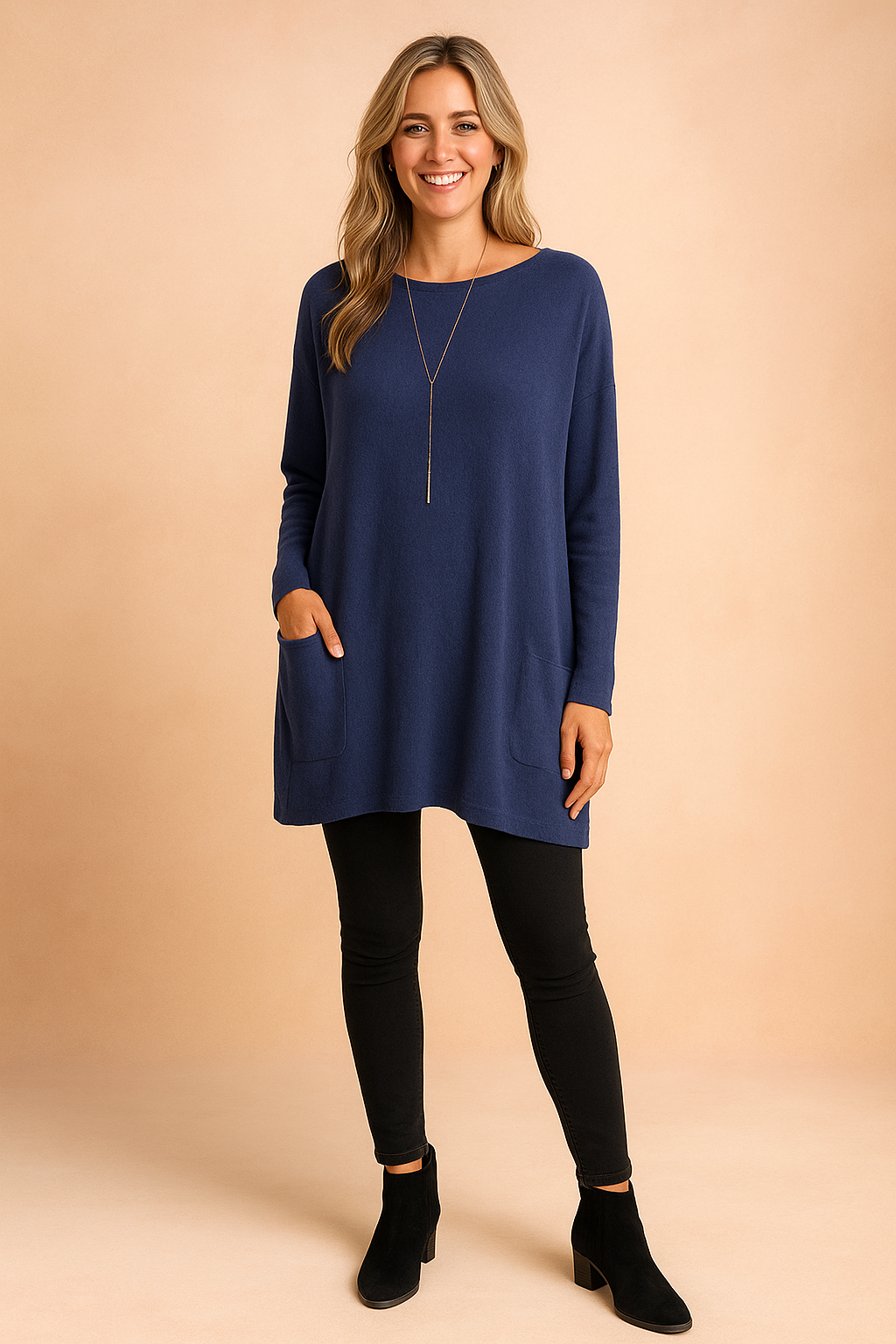 Blød plusstørrelse dametrøje i oversized snit med lommer. En afslappet og moderne hverdags sweater.