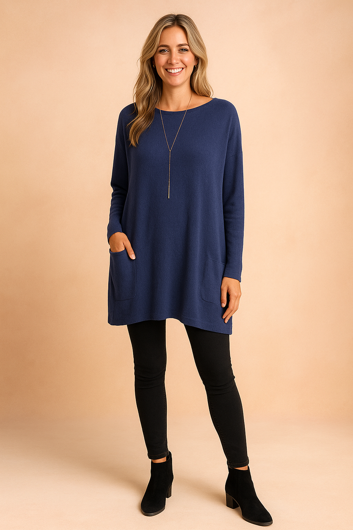 Blød plusstørrelse dametrøje i oversized snit med lommer. En afslappet og moderne hverdags sweater.