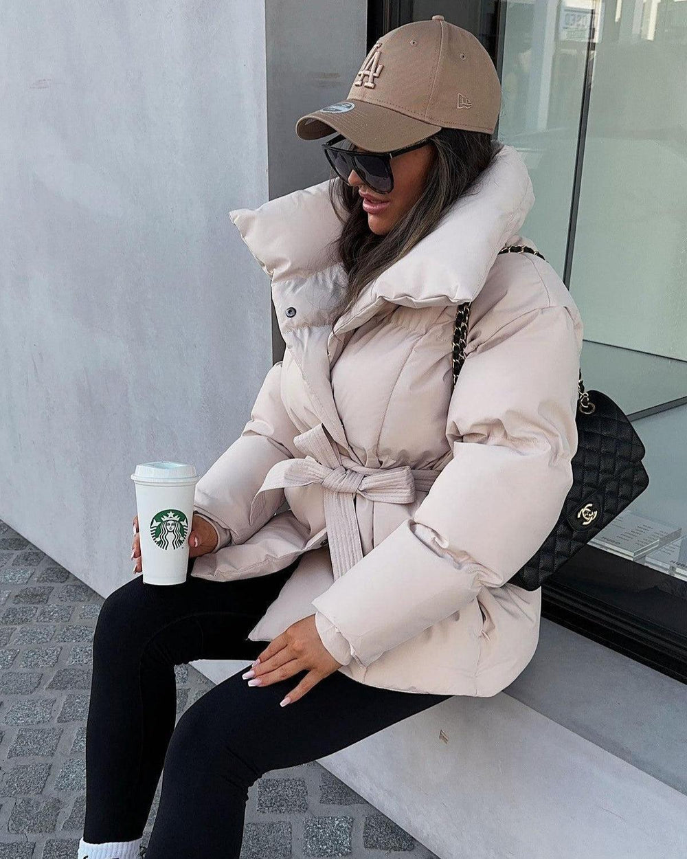 Elegant sort oversized damejakke. Tidløs stil og varm komfort til modebevidste kvinder.