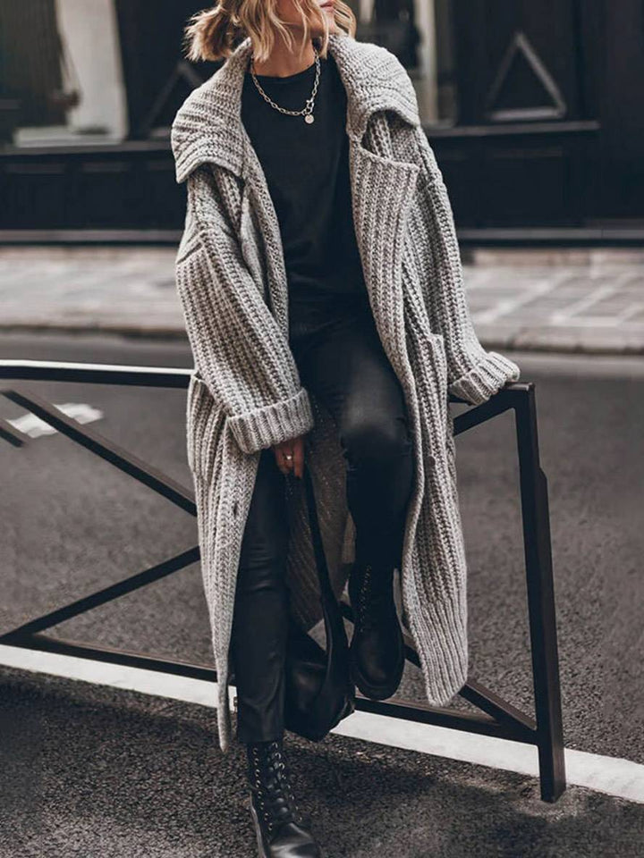 Oversized kvindecardigan i afslappet stil med reverskrave og knapper. Perfekt til hverdag.