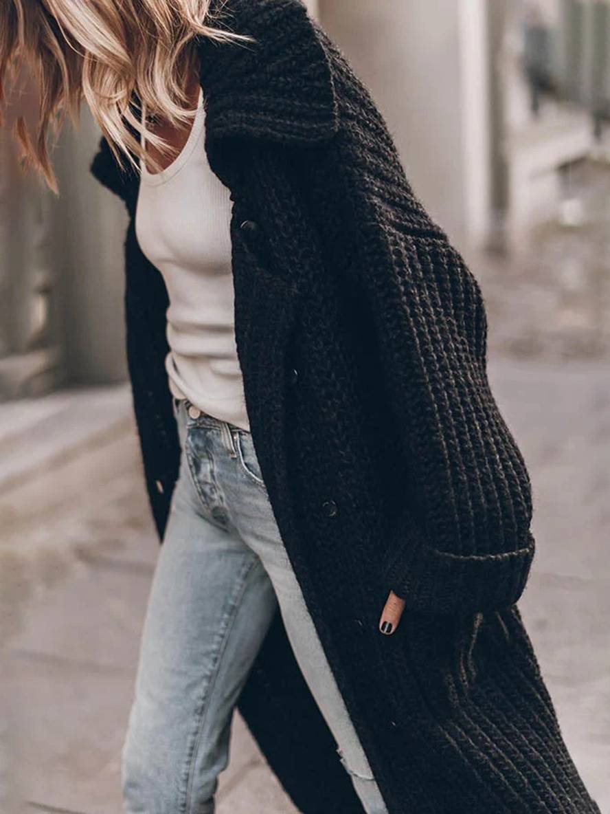 Kvindecardigan: oversized pasform, afslappet stil, med knapper og en elegant reverskrave.