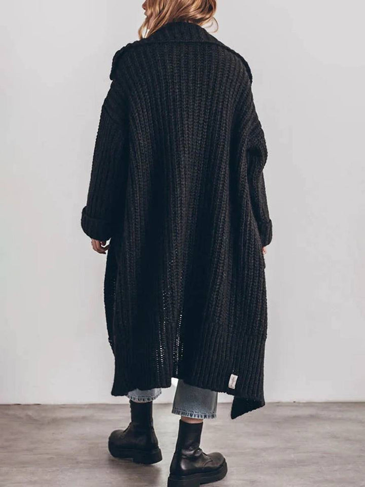 Stilfuld oversized kvindecardigan med reverskrave og knapper, perfekt for en komfortabel og moderne hverdag.