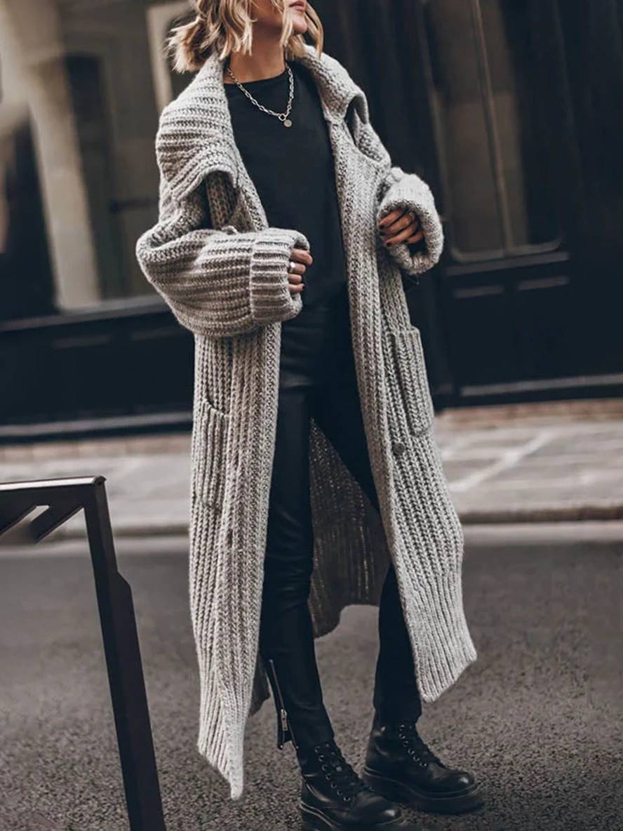 Afslappet oversized kvindecardigan med knapper og elegant reverskrave, ideel til hverdagsbrug.