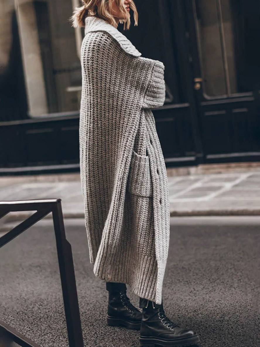 Kvindecardigan i oversized pasform med reverskrave. En alsidig og afslappet knapcardigan til enhver anledning.