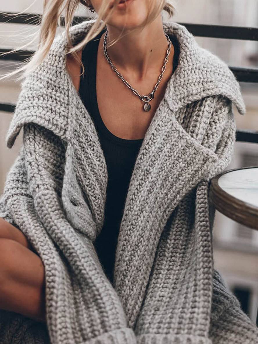 Hverdagsvenlig oversized cardigan til kvinder. Blød og komfortabel knapcardigan med afslappet reverskrave.