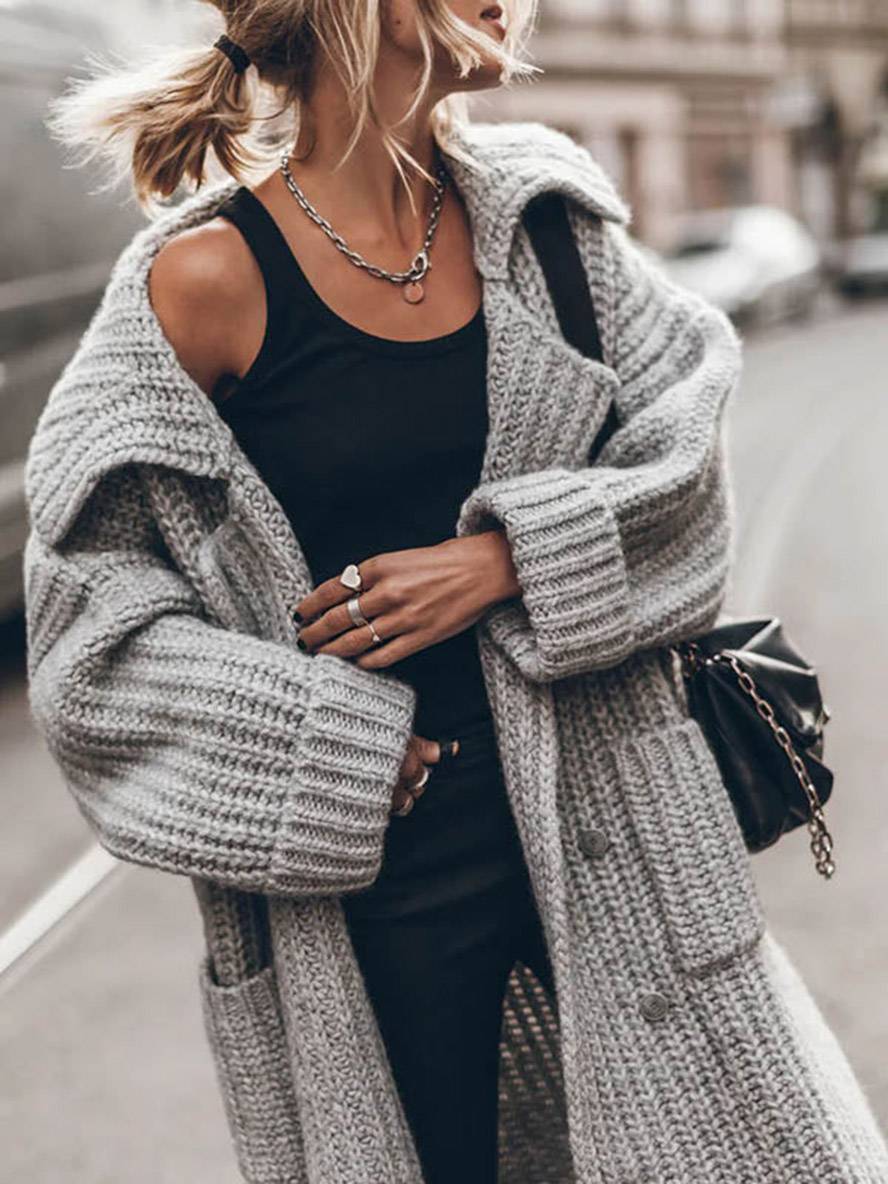 Elegant oversized kvindecardigan med knapper og reverskrave, der giver en moderne afslappet stil.