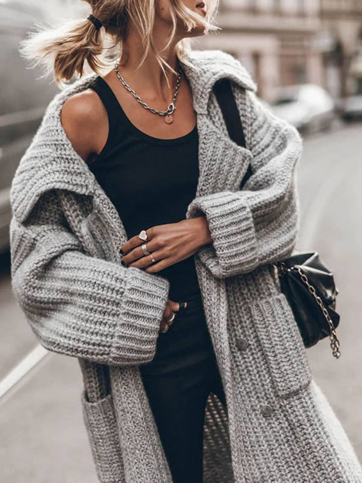 Elegant oversized kvindecardigan med knapper og reverskrave, der giver en moderne afslappet stil.