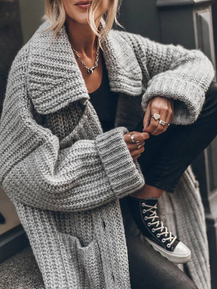 En moderne oversized kvindecardigan, der kombinerer afslappet komfort med stilfuld reverskrave.