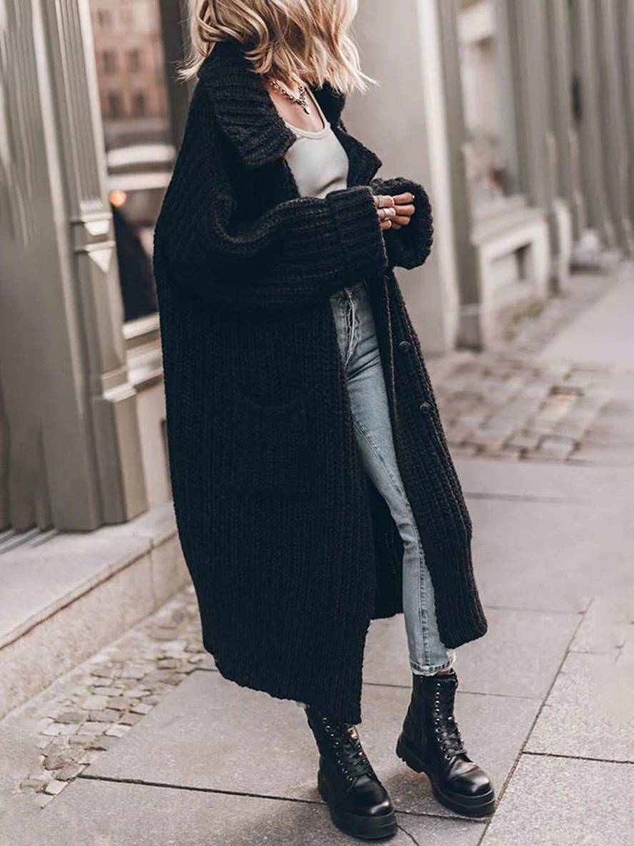 Oversized knapcardigan til kvinder, fremstillet for komfort og en afslappet, men stilfuld look.