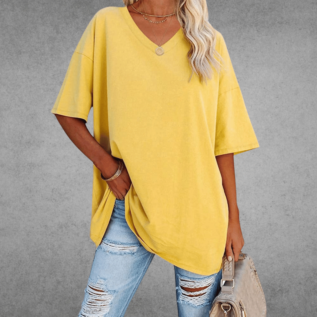 Alsidig oversized V-hals T-shirt, perfekt til et afslappet sommerlook. En hverdagsfavorit.