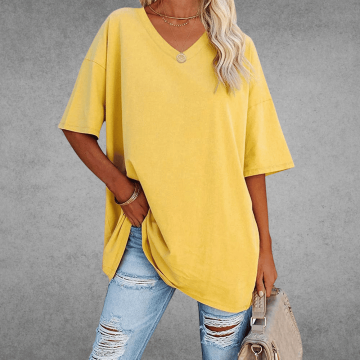 Alsidig oversized V-hals T-shirt, perfekt til et afslappet sommerlook. En hverdagsfavorit.