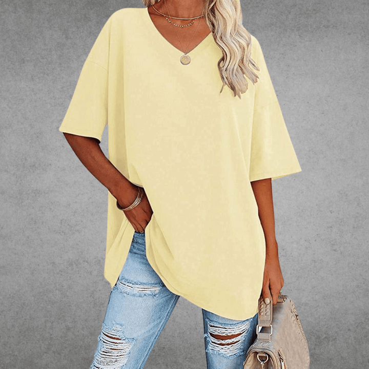 Enkel og stilfuld oversized T-shirt med klassisk V-udskæring for den moderne dame.
