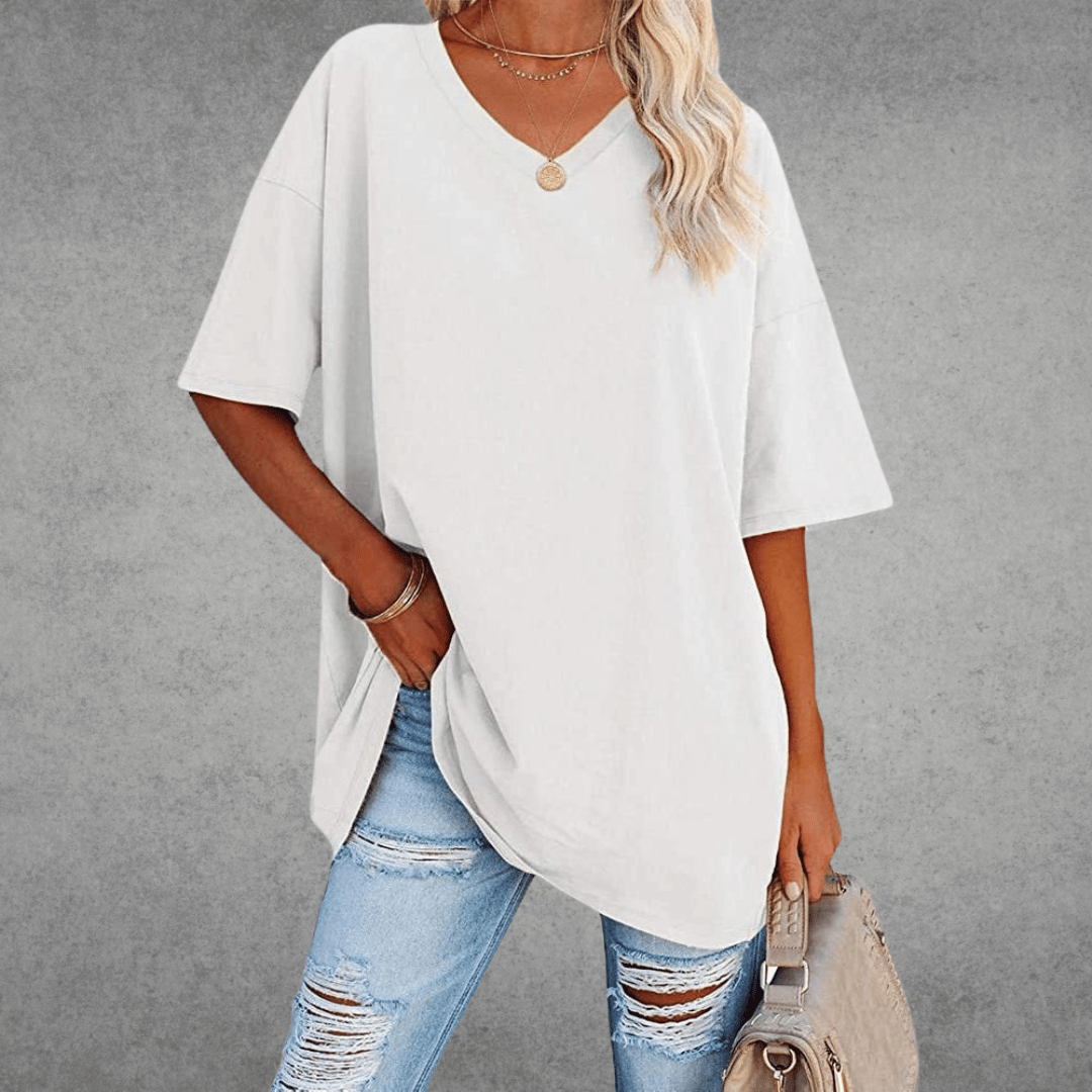 Trendy, komfortabel oversized V-hals T-shirt til hverdagsbrug. Dame mode, afslappet stil.