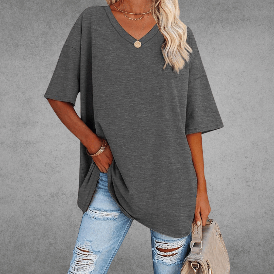 Moderne oversized T-shirt med elegant V-hals og løs pasform til kvinder. Chic og stilfuld.