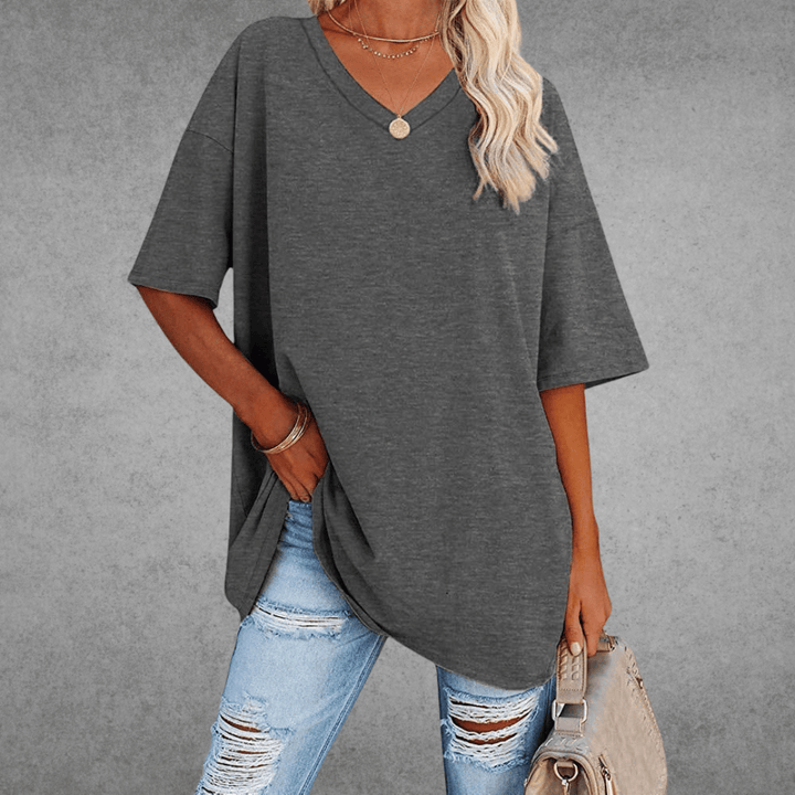 Moderne oversized T-shirt med elegant V-hals og løs pasform til kvinder. Chic og stilfuld.