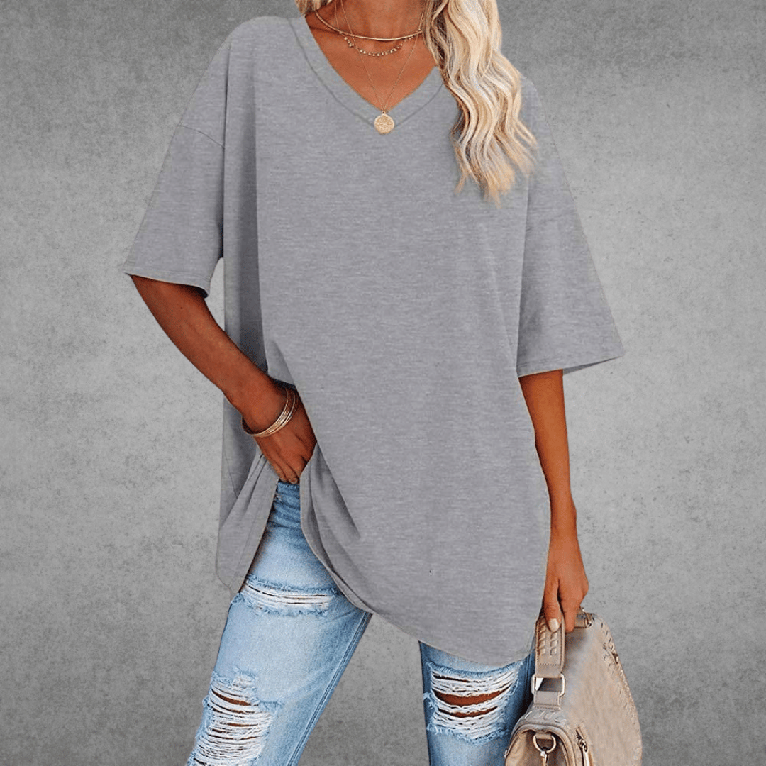 Let og luftig oversized T-shirt med V-hals for en afslappet, trendy damestil. Komfortabel.