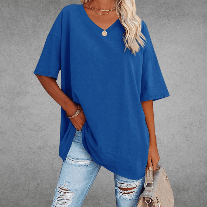 Stilfuld oversized V-hals T-shirt til kvinder. Perfekt til sommerens trendy mode.