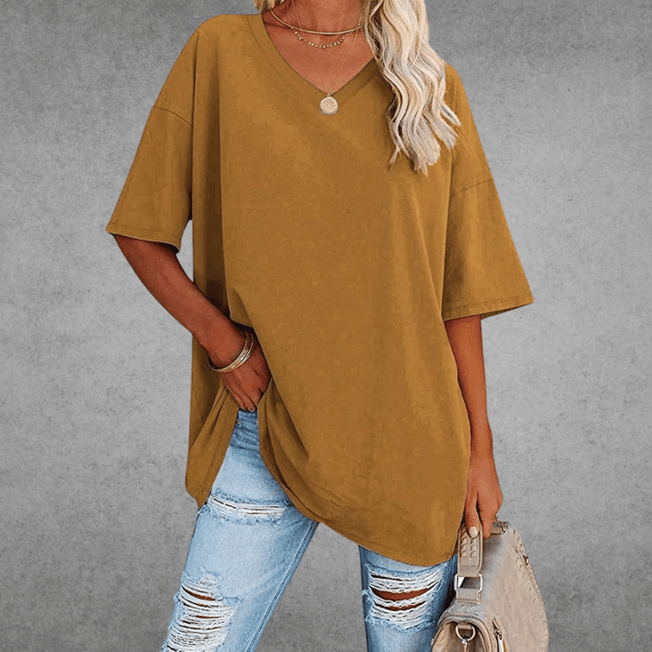 Elegant oversized V-hals T-shirt til damer. Modepræget og yderst komfortabel.