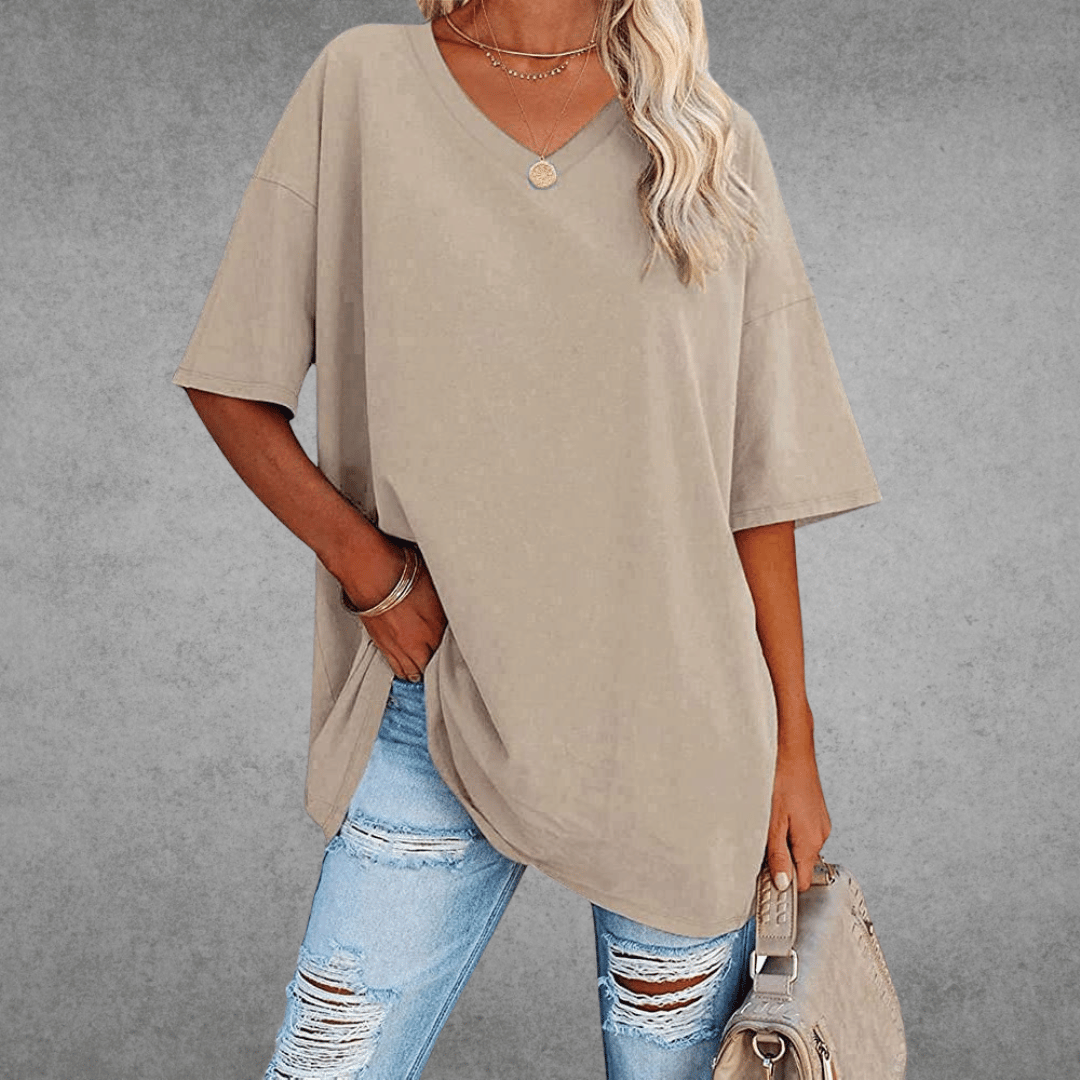 Stilfuld og afslappet: Oversized T-shirt med V-hals til kvinder. Trendy forår/sommermode.