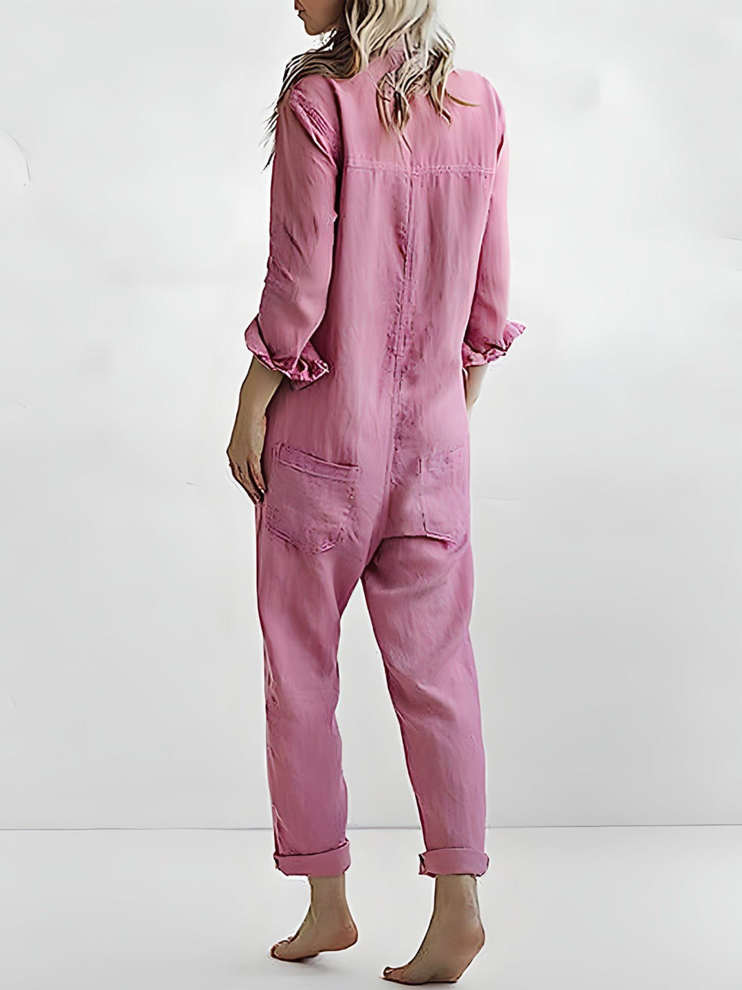 Stilfuld kvindejumpsuit med knaplukning, perfekt til fest eller elegant hverdag.