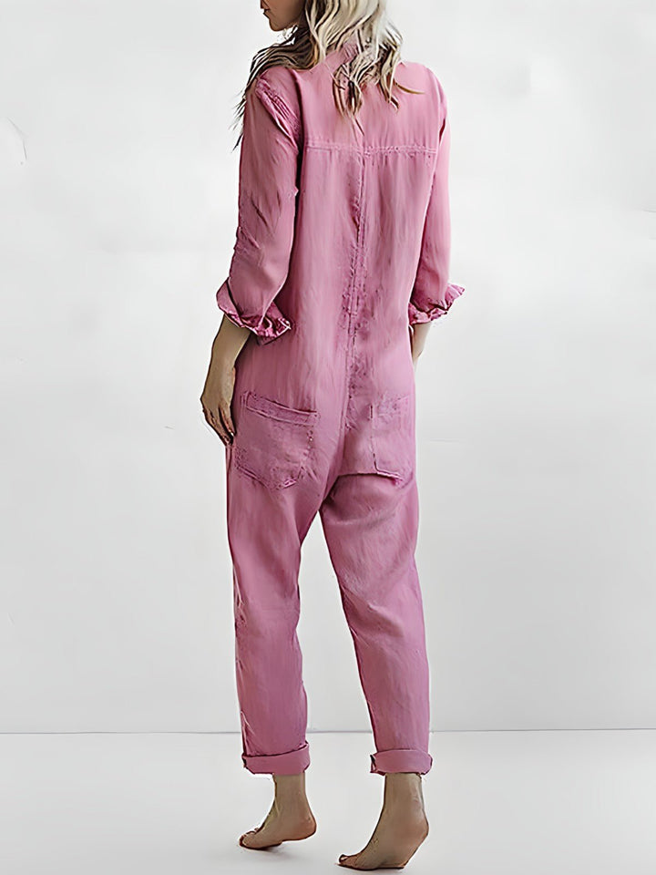 Stilfuld kvindejumpsuit med knaplukning, perfekt til fest eller elegant hverdag.