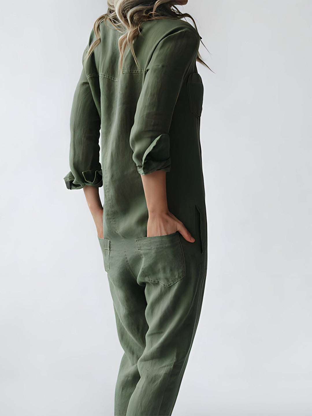 Elegant og stilfuld jumpsuit til kvinder. Denne overall med knaplukning passer til både fest og hverdag.