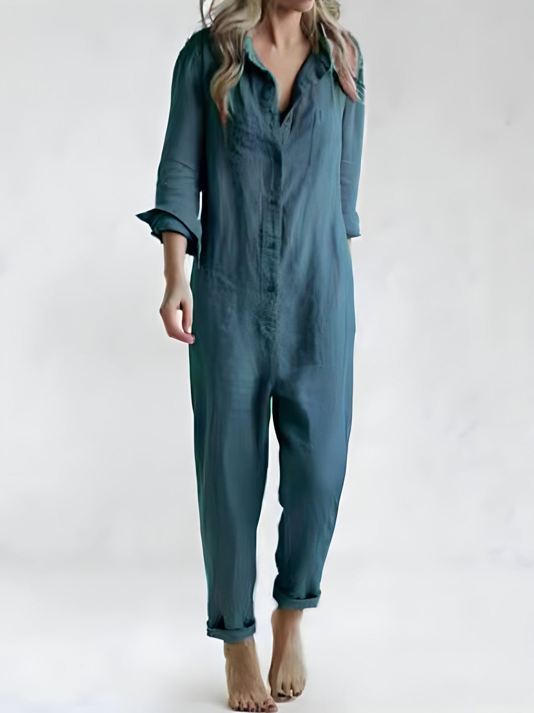 Elegant grøn langærmet kvindejumpsuit med knaplukning. Perfekt ensfarvet overall for et stilfuldt look.