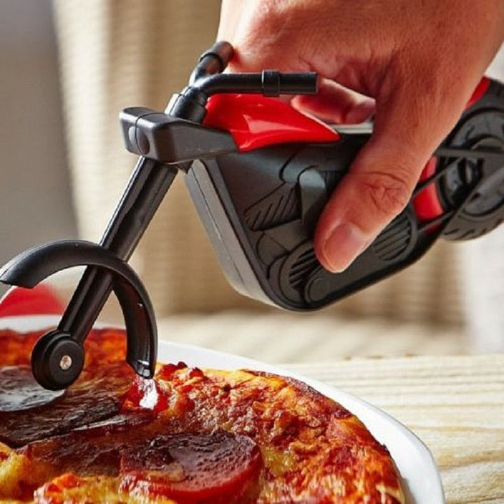MotoSlice pizzaskærer i motorcykelstil, sort design, skarpt rustfrit stålhjul, ideel til pizzaelskere, køkkentilbehør