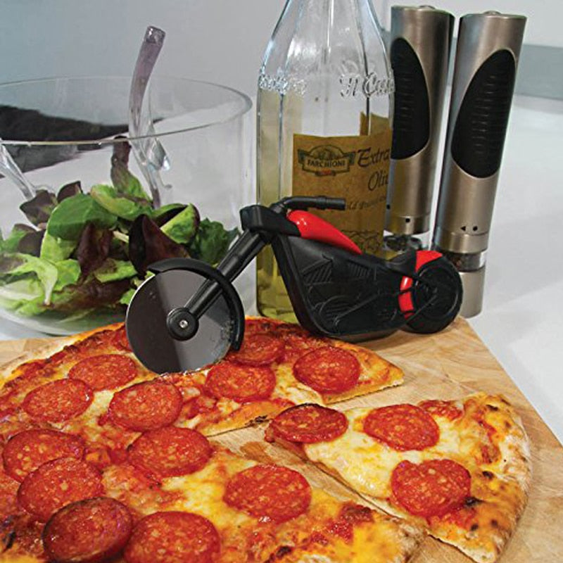 MotoSlice pizzaskærer i motorcykelstil, sort design, skarpt rustfrit stålhjul, ideel til pizzaelskere, køkkentilbehør