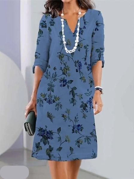 Smuk plus size festkjole, blomstret tunikakjole med elegant V-udskæring og korte ærmer i råhvid.