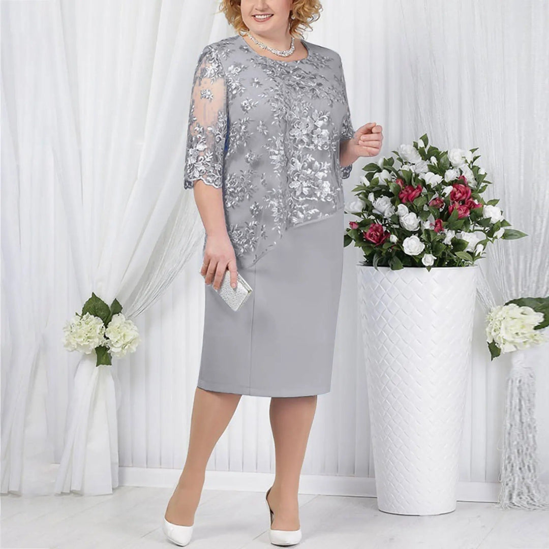 Elegant plus size blondekjole i midi længde til kvinder. Festkjole med smukke detaljer for store størrelser.