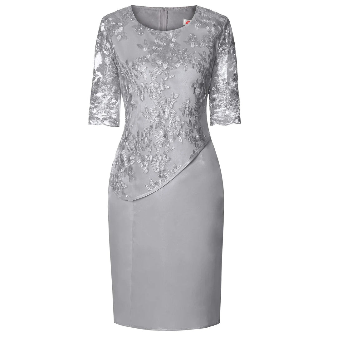 Grå plus size midi festkjole med blondeærmer og elegante detaljer til kvinder i store størrelser.