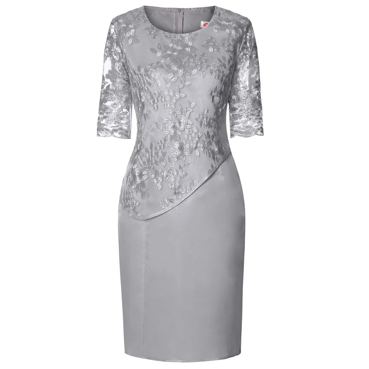 Grå plus size midi festkjole med blondeærmer og elegante detaljer til kvinder i store størrelser.