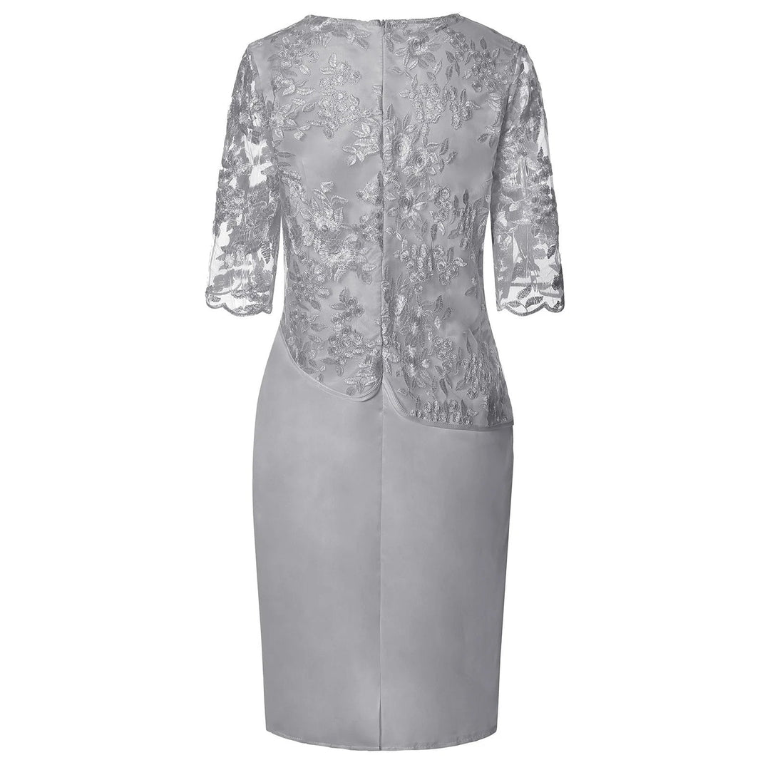 Flot plus size festkjole med blonde og midi længde til kvinder. Elegant design ideel til bryllupper.