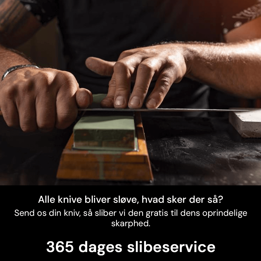 Santokukniv fra premium knivsæt, med blad i rustfrit stål. Perfekt til præcisionsarbejde i køkkenet.