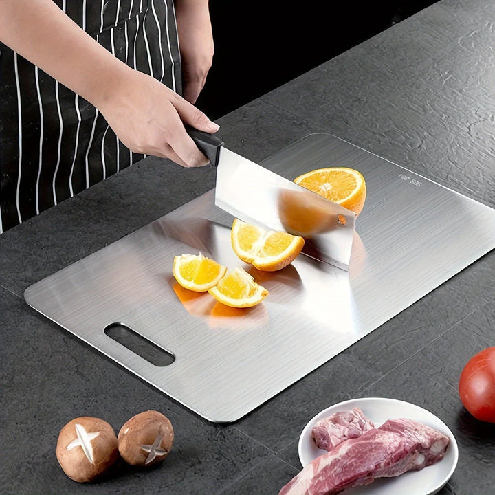 BPA-frit PureBoard titanium skærebræt i minimalistisk stil, ideelt for det moderne, sundhedsbevidste hjem.