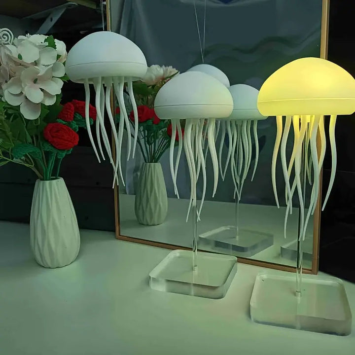 Meduse natlampe med justerbar belysning, blide farver og medusebevægelse, der skaber en afslappende havstemning.