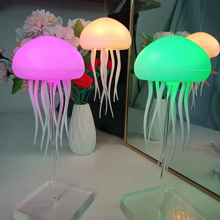 Meduse natlampe med justerbar belysning, blide farver og medusebevægelse, der skaber en afslappende havstemning.