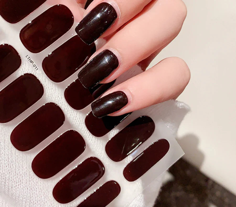 Viser resultatet af QuickGlam gel neglestickers: Flotte og holdbare negle på minutter.
