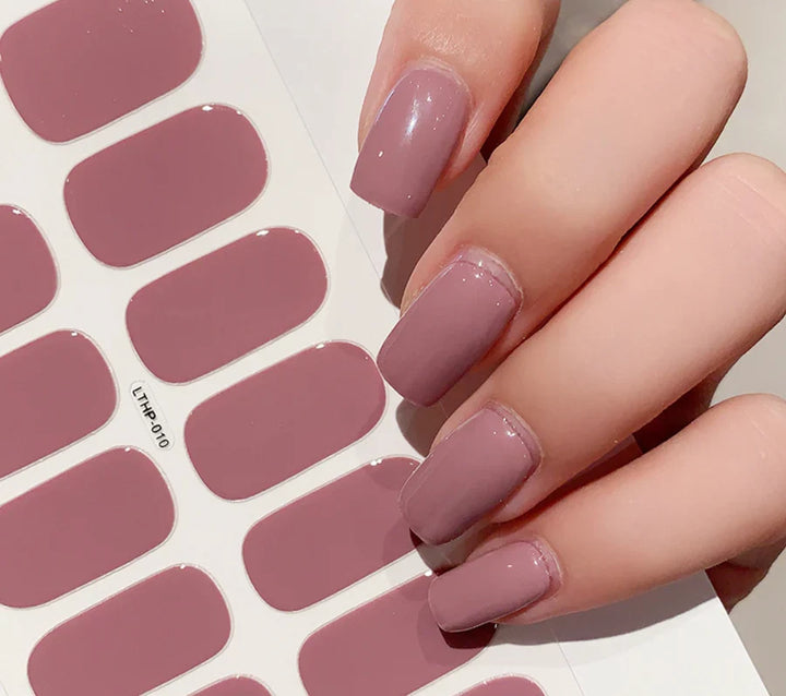 Salonlignende negle med QuickGlam gel neglestickers. Ideel til travle kvinder, nem skønhed.