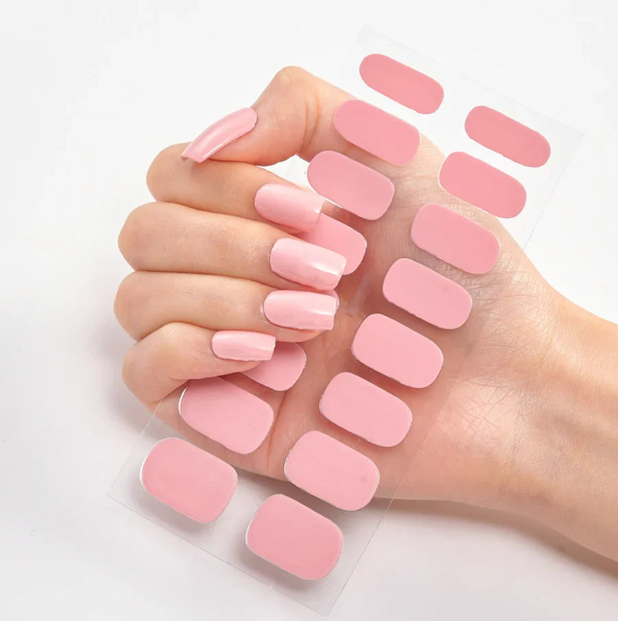 Kvinde påfører QuickGlam gel neglestickers for en hurtig hjemme manicure og smukke neglepleje.