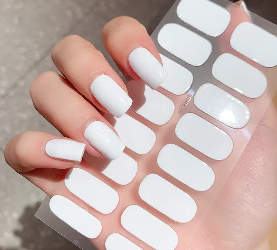 Færdige QuickGlam gel negle med salonkvalitet. Skab flotte negledesigns nemt og hurtigt.