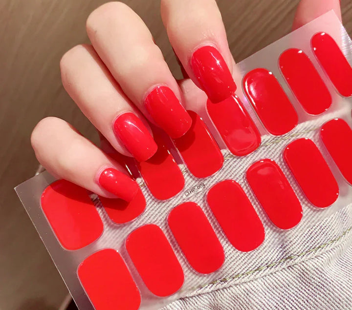 QuickGlam UV gel neglestickers for en blank og holdbar finish. Nemme negle med skønhed.