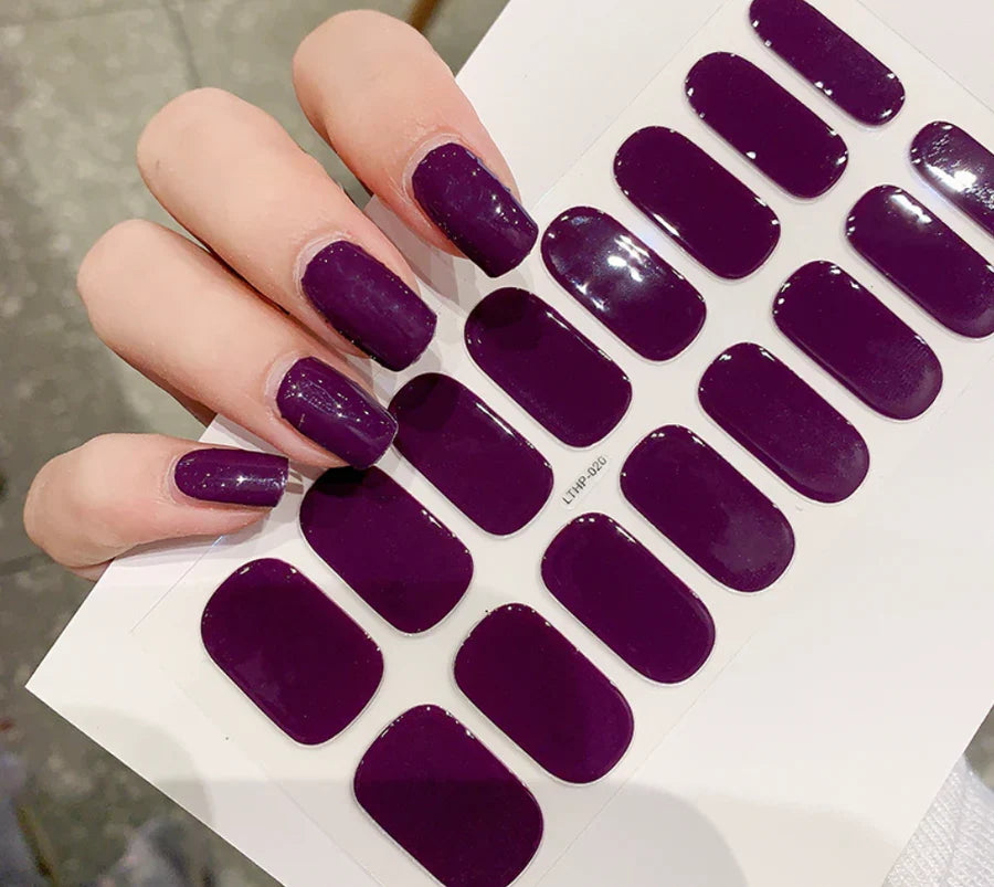 Closeup af QuickGlam gel neglestickers med smuk gel tekstur og glans. Til nemme negle.