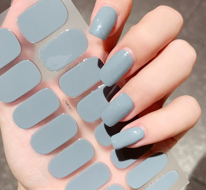 Hurtig og nem påføring af QuickGlam gel neglestickers for en fejlfri hjemme manicure.